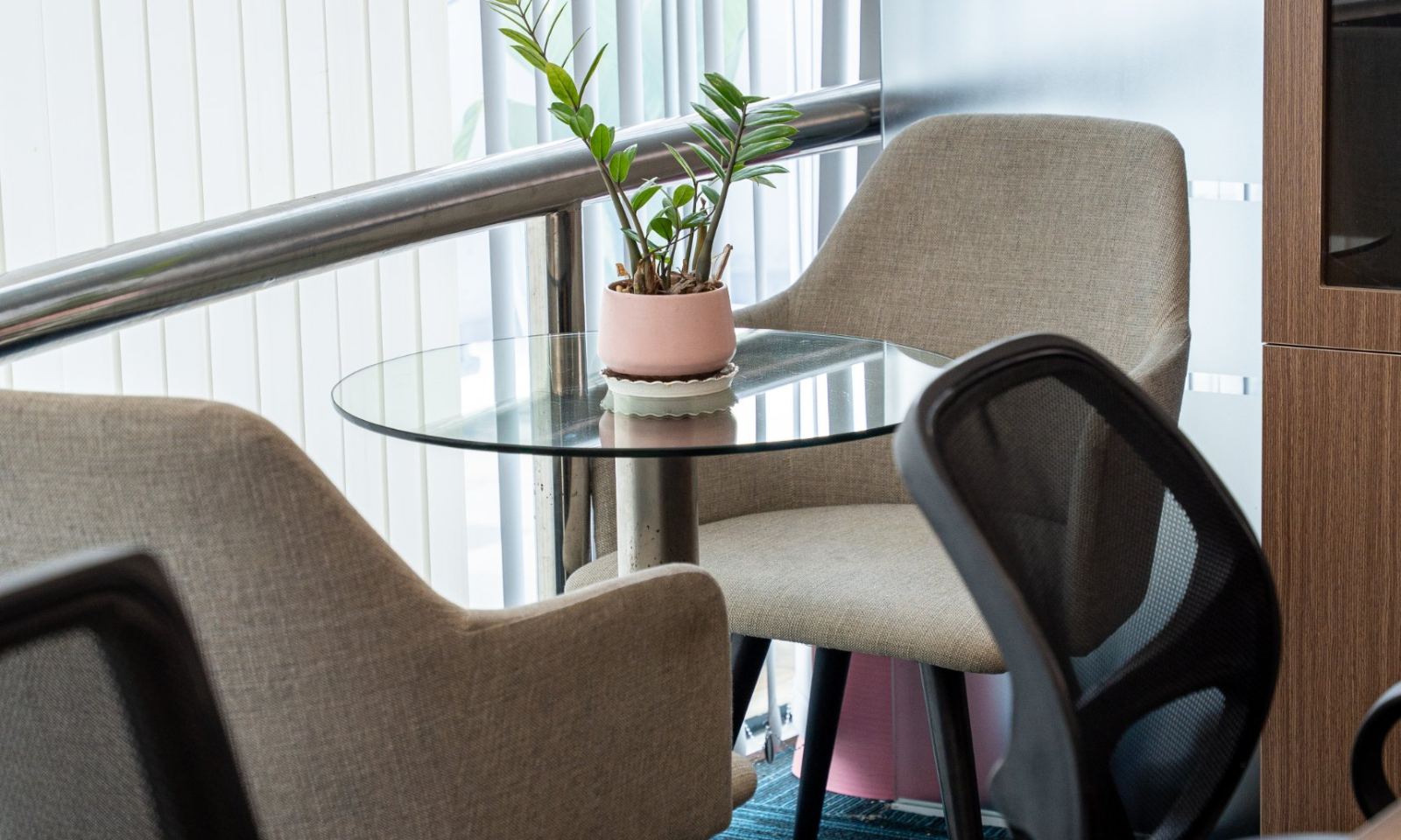 Khu vực tiếp khách với ghế bành và bàn kính bên cửa sổ tại IBC Office, Vietnam Business Center, TP. Hồ Chí Minh
