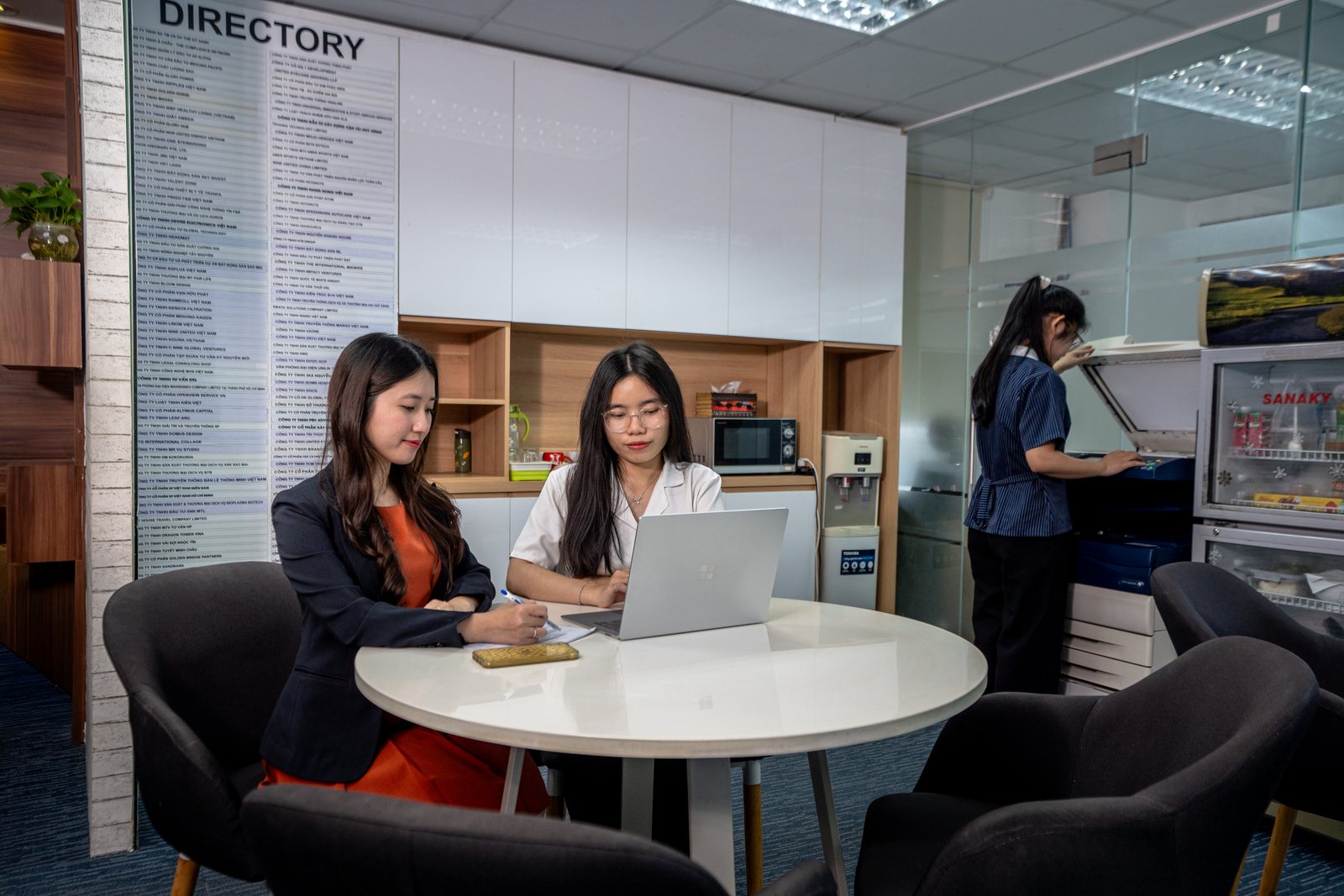 Two professionals working with a laptop at the IBC co-working area, Vietnam Business Center, Phường Sài Gòn, Ho Chi Minh City