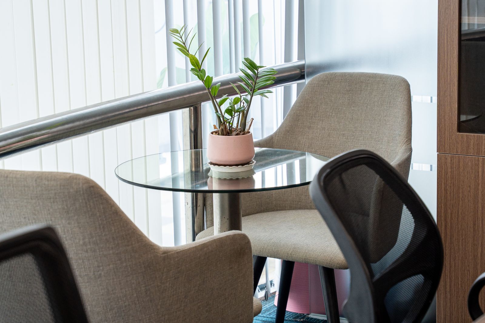 Khu vực tiếp khách tại văn phòng IBC, Vietnam Business Center, 57–59 Hồ Tùng Mậu, Phường Sài Gòn, TP. Hồ Chí Minh