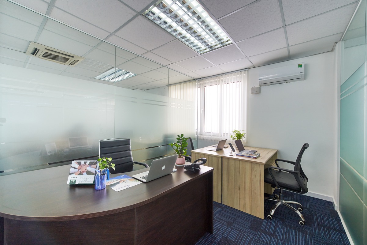 Văn phòng riêng đầy đủ nội thất tại Vietnam Business Center với bàn làm việc, ghế văn phòng và vách kính riêng tư