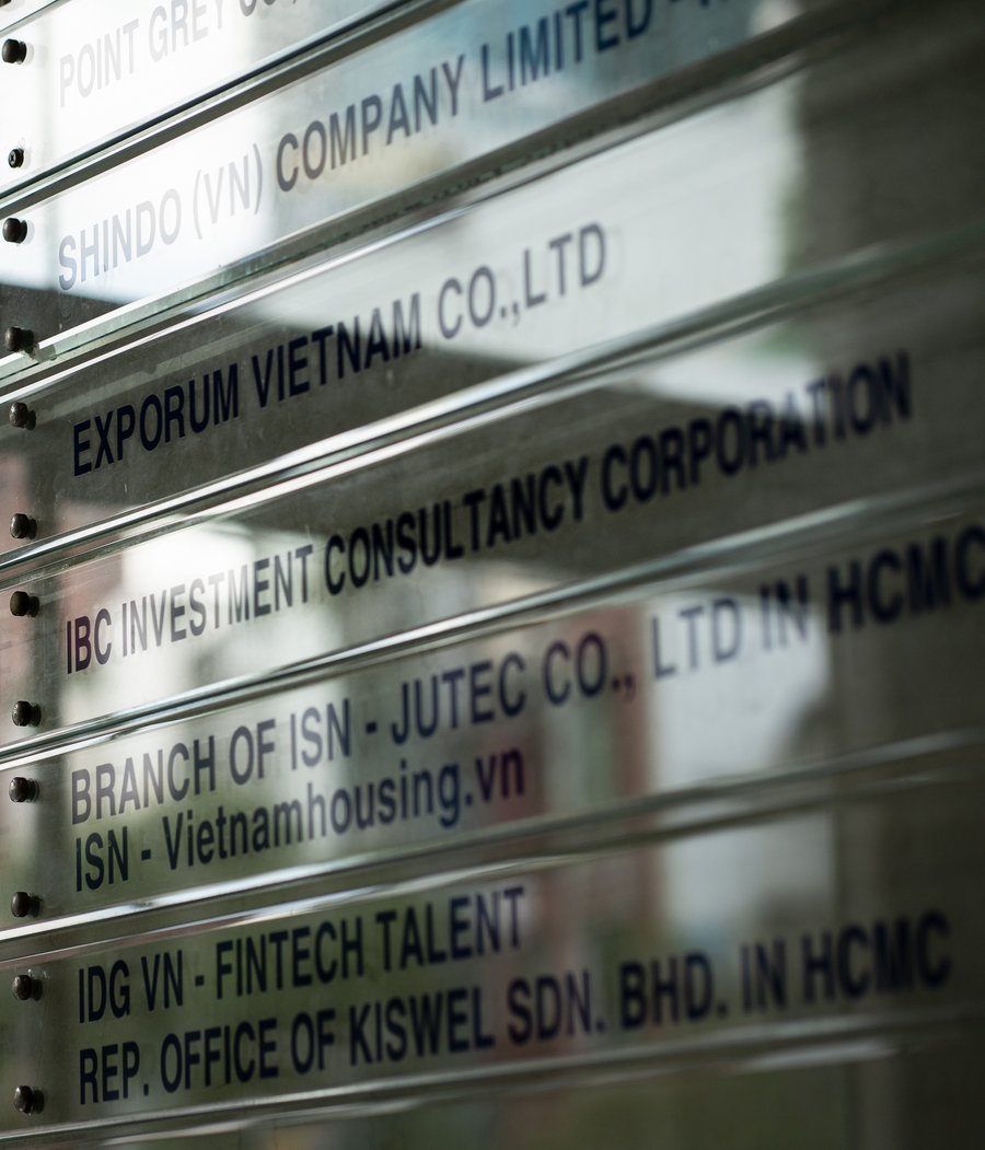 Bảng chỉ dẫn toà nhà hiển thị IBC Investment Consultancy Corporation tại văn phòng đối tác Singapore